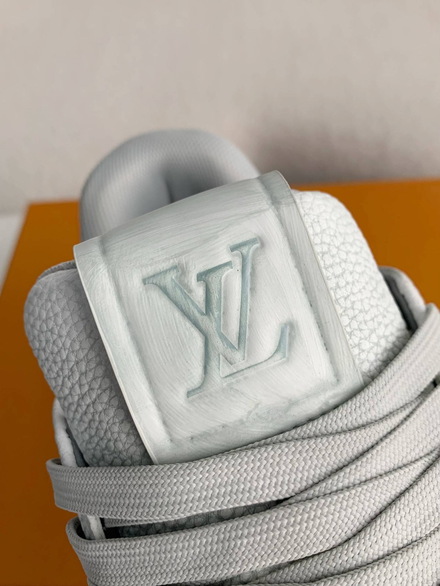 L*V SNEAKERS