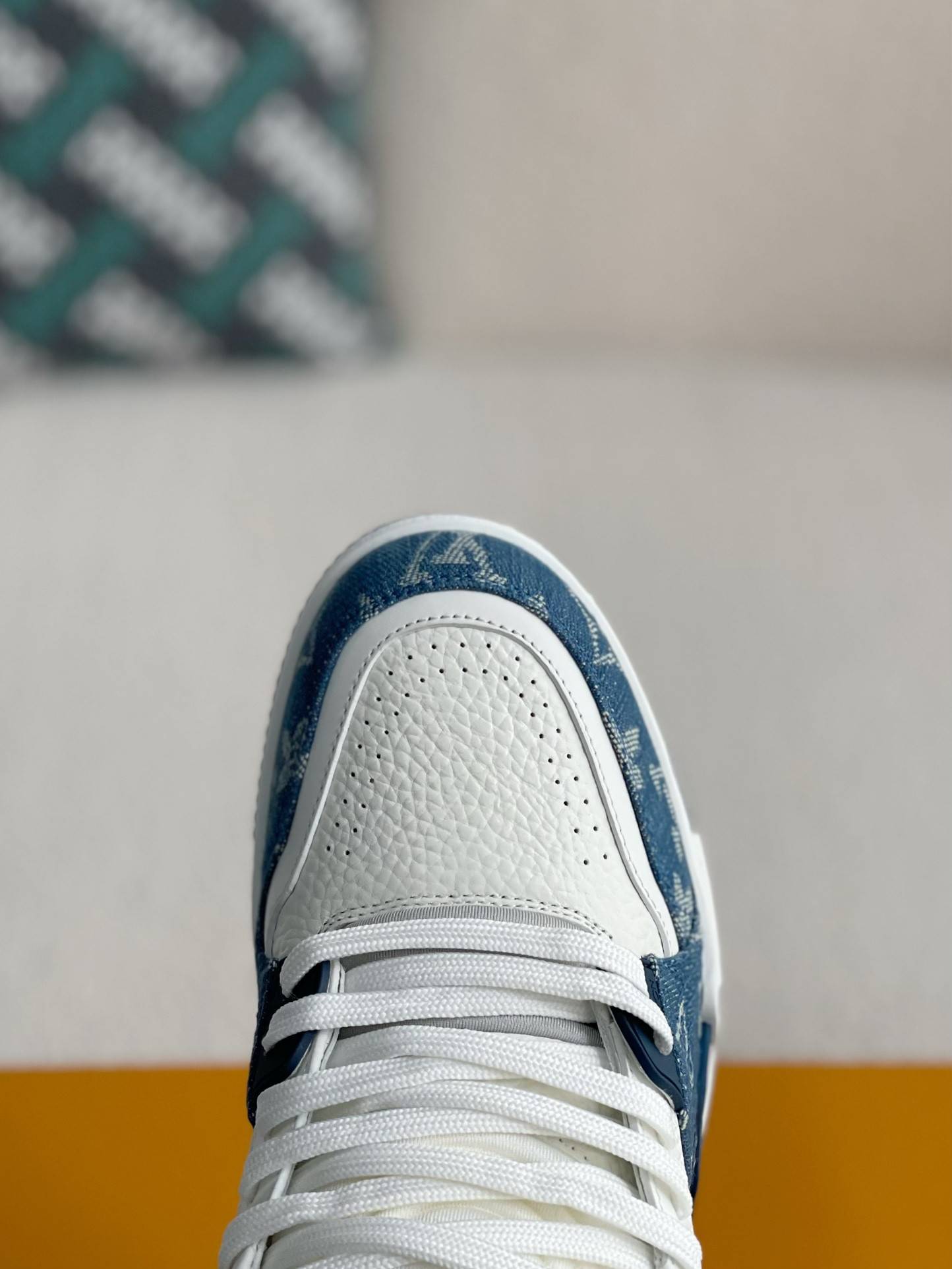 L*V SNEAKERS