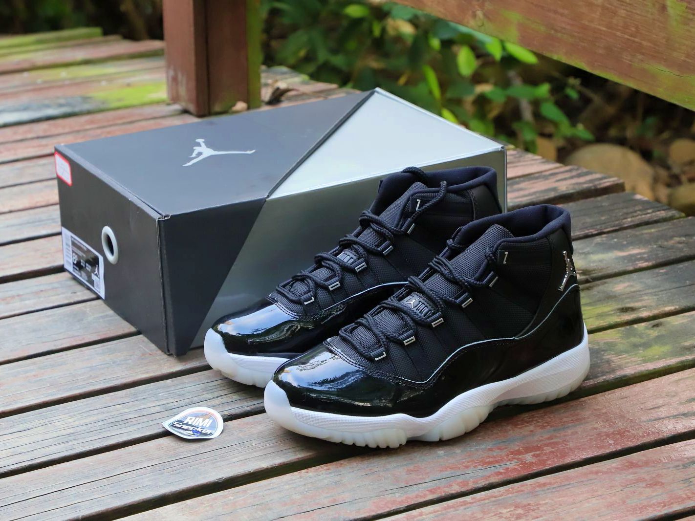 AIR JORDAN 11 RETRO