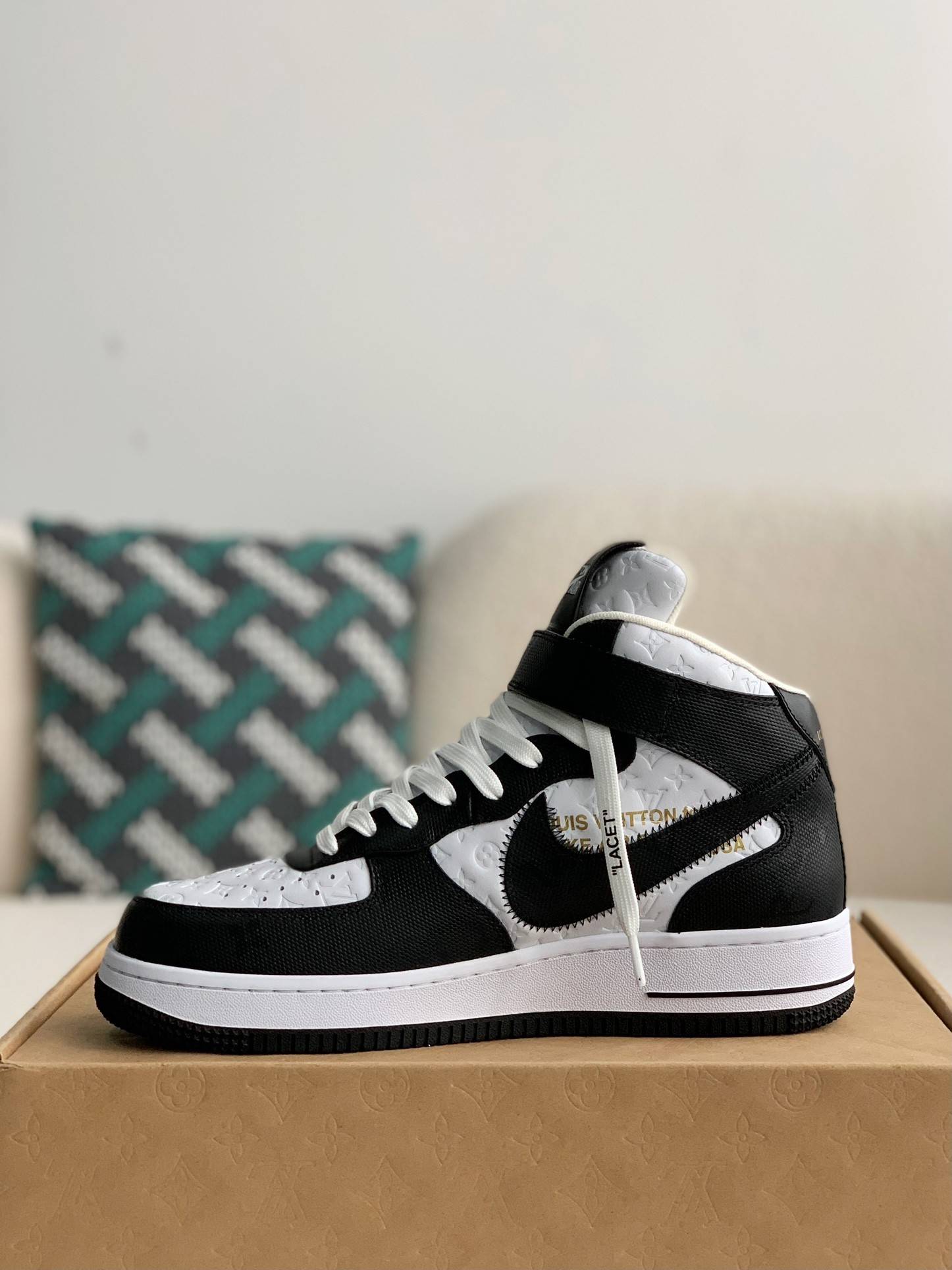L*V   SNEAKERS