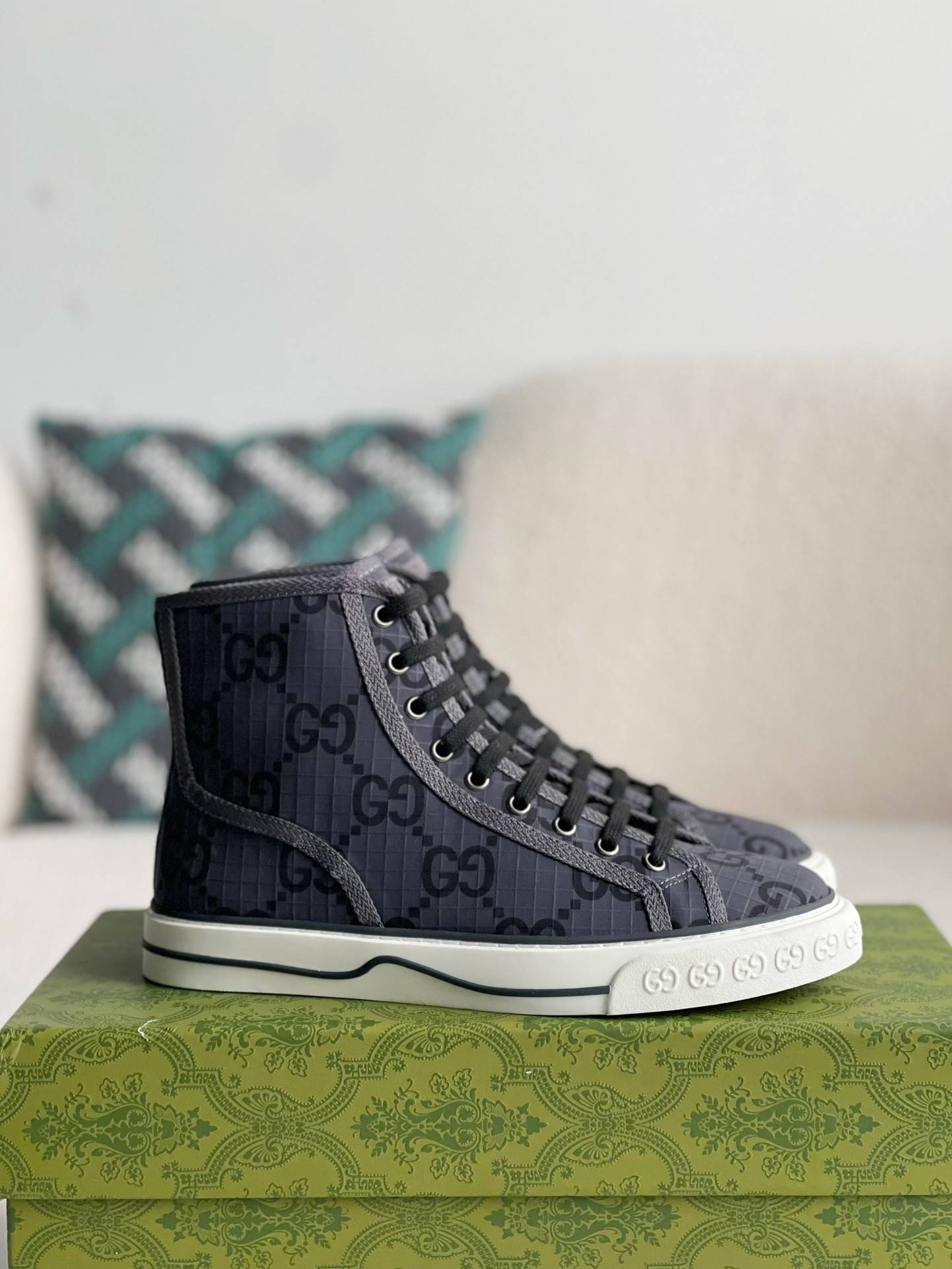 GU*IHigh-top shoes