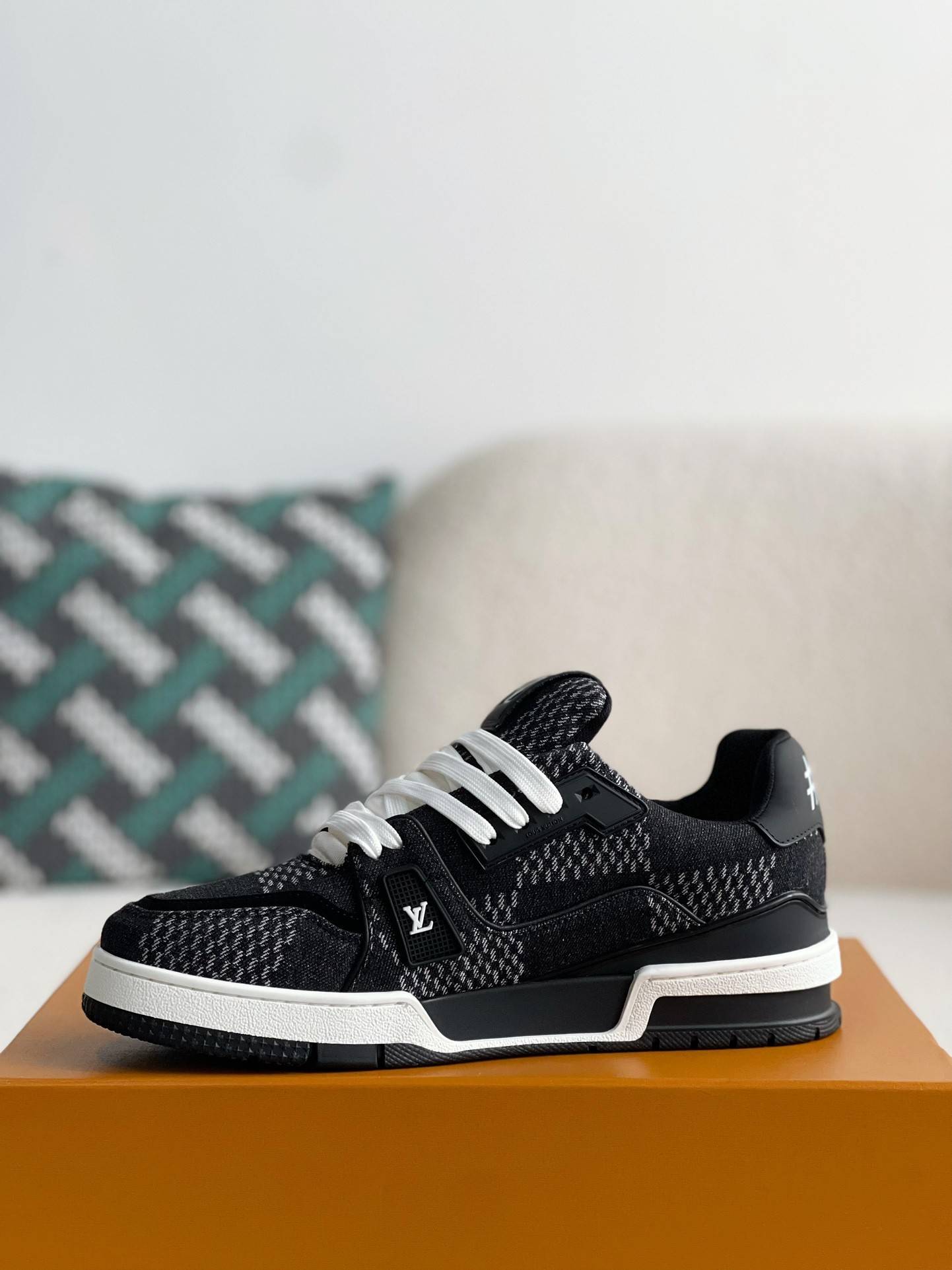 L*V SNEAKERS