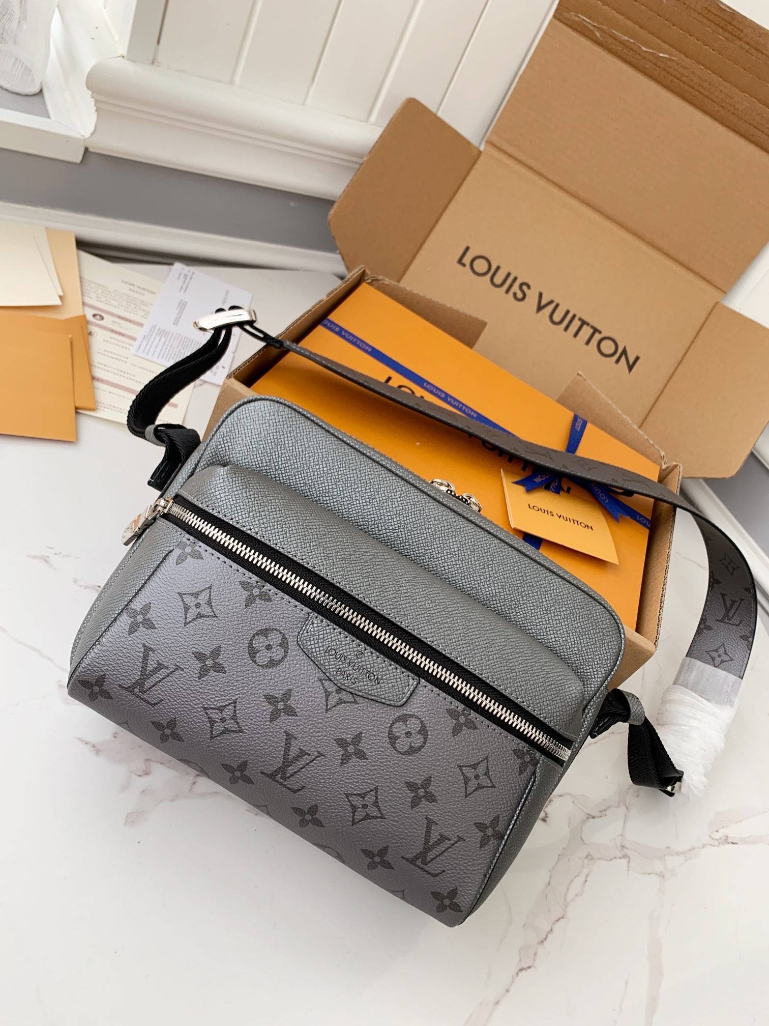 L*V OUTDOOR Men''s Messenger bag M30830, 26 * 20 * 10.5cm
