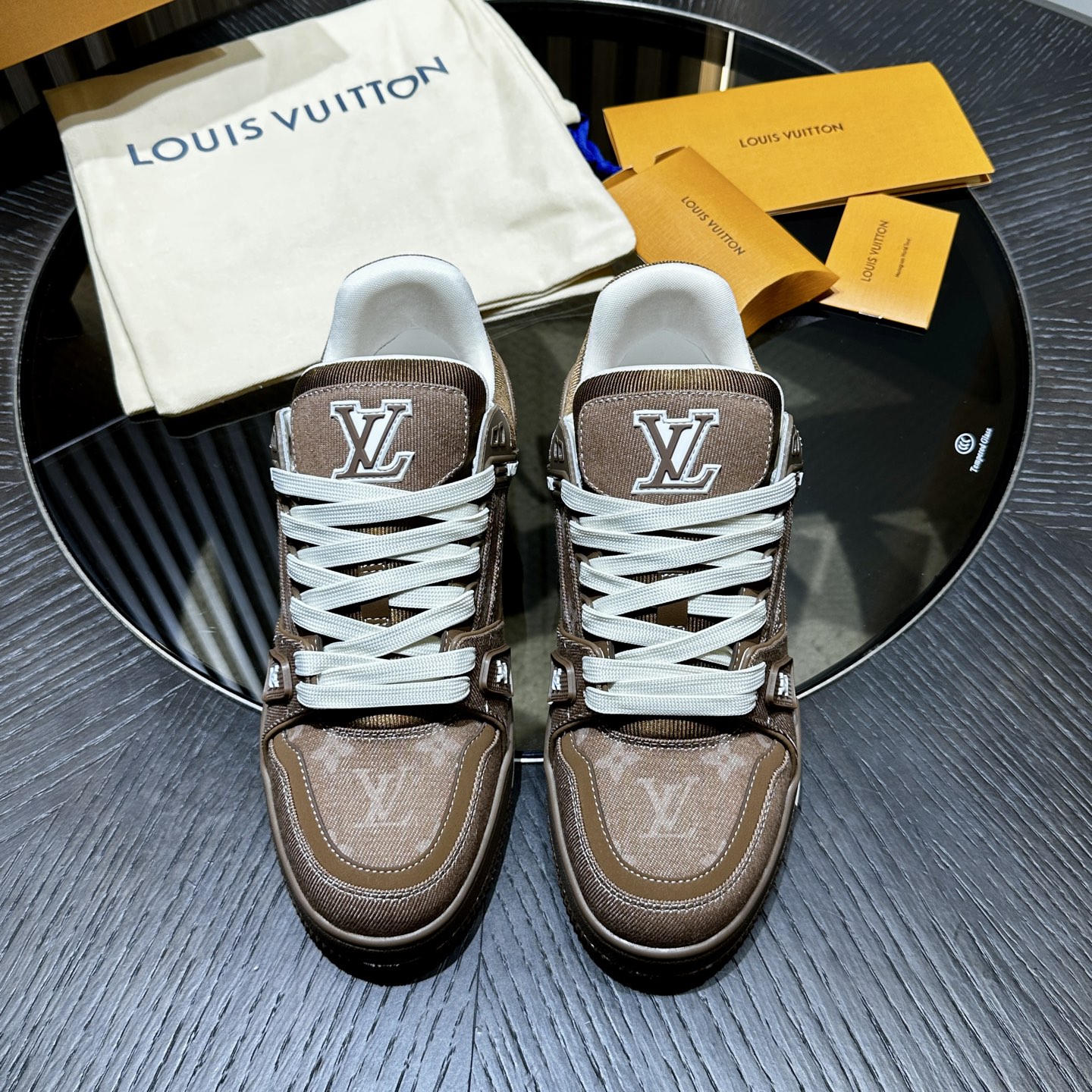 L*V TRAINER Sneakers