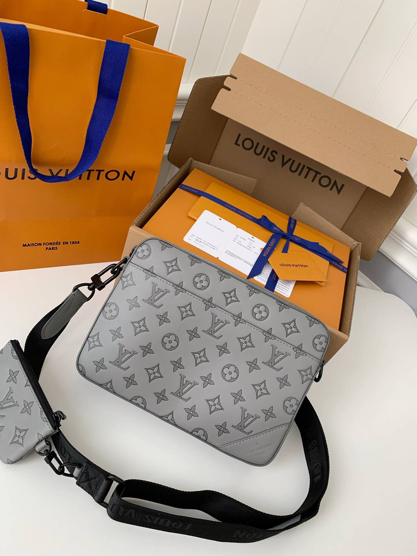 L*V DUO messenger bag M46104 SIZE：26*18.5*5cm