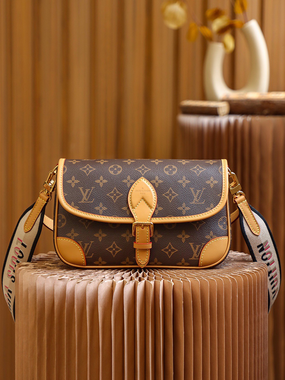 L*V Borsa Diane M45985，Size：9*15*24cm