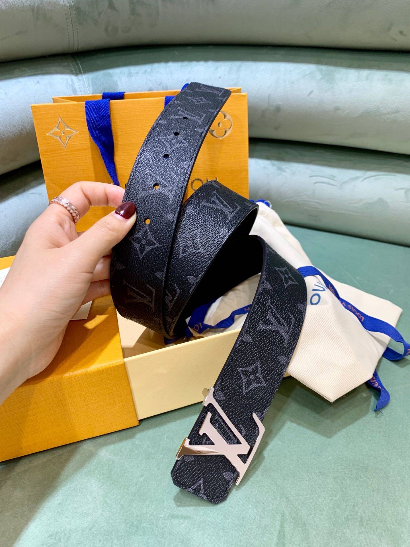 Louis Vuitton LV men''s belt INITIALES M9043T