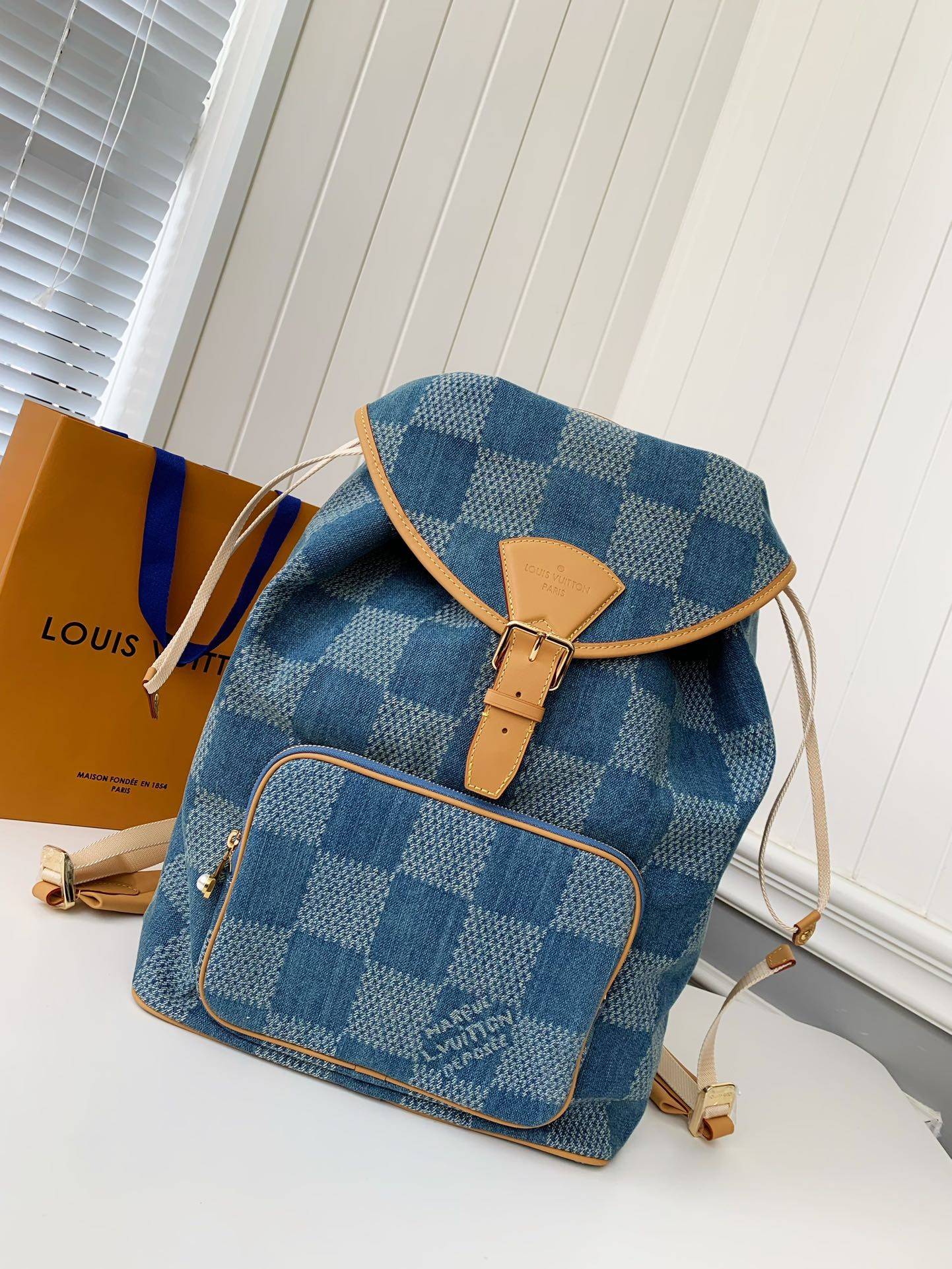 L*V Montsouris backpack M40708  Size：32*40*19cm