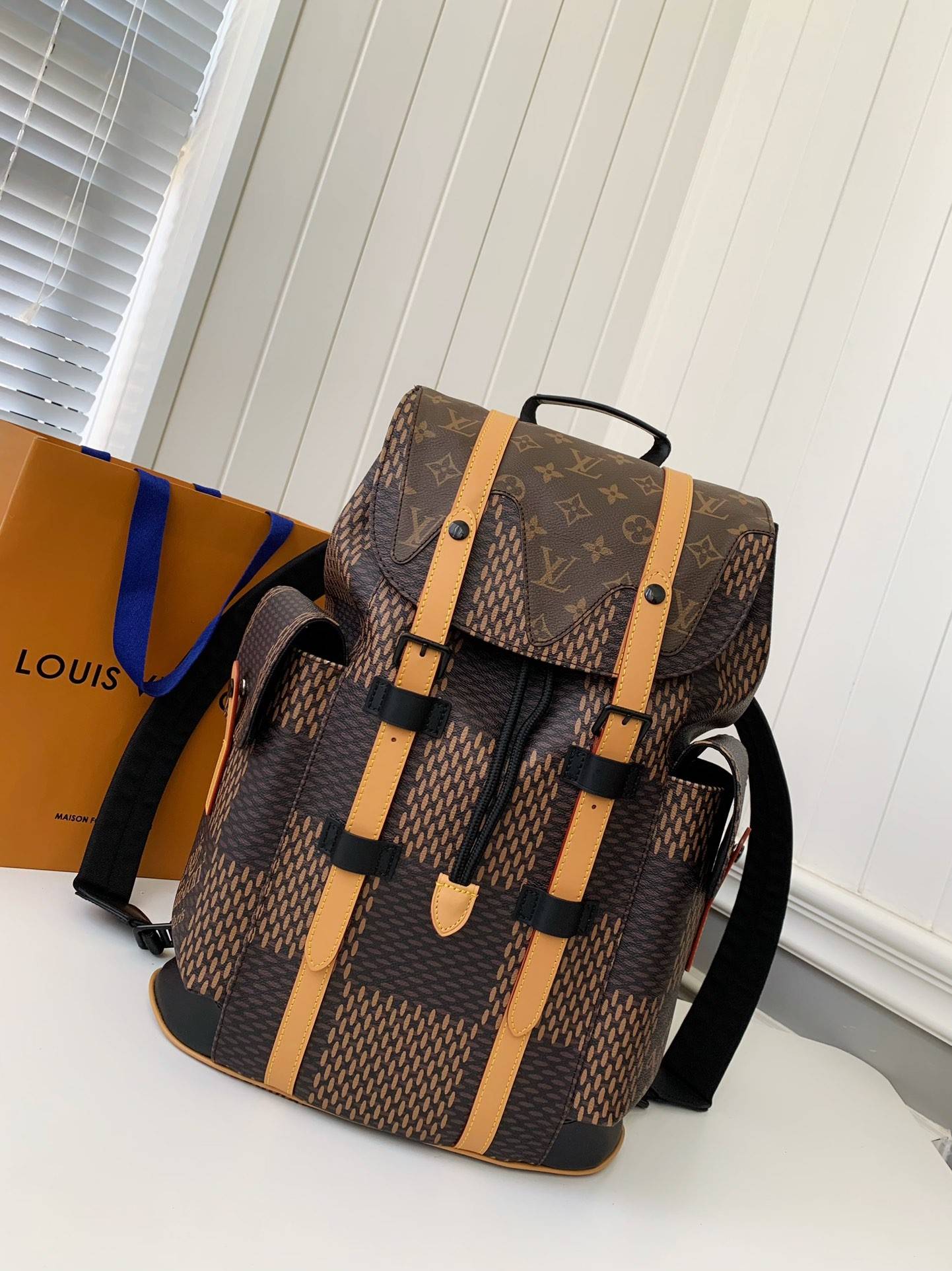 L*V Medium-sized men’s matching colored backpack  M40350  Size：38*44*21cm